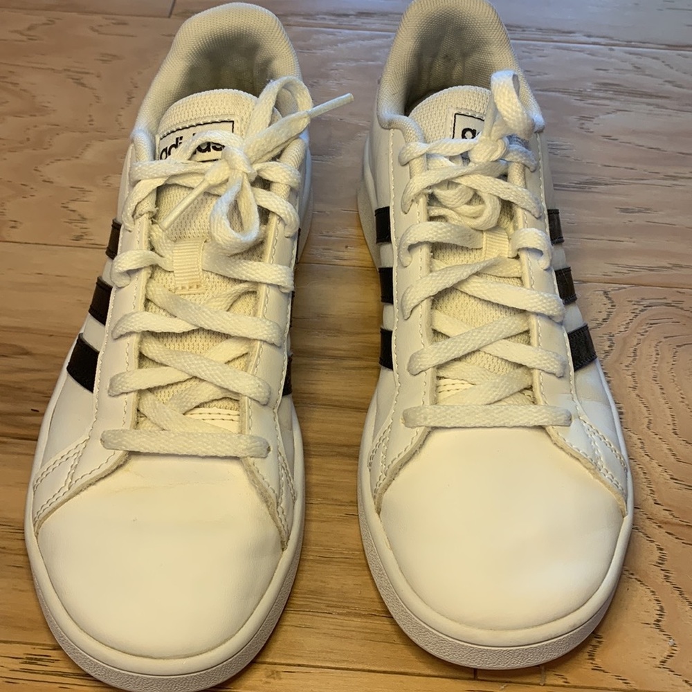 Adidas youth court size 3 1/2 - Picture 3 of 8